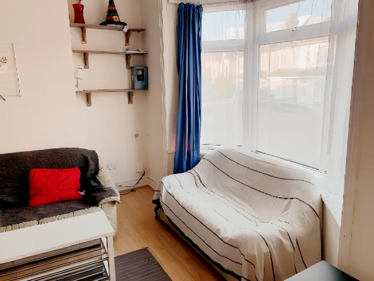 4 bedrooms 2 bathrooms room2