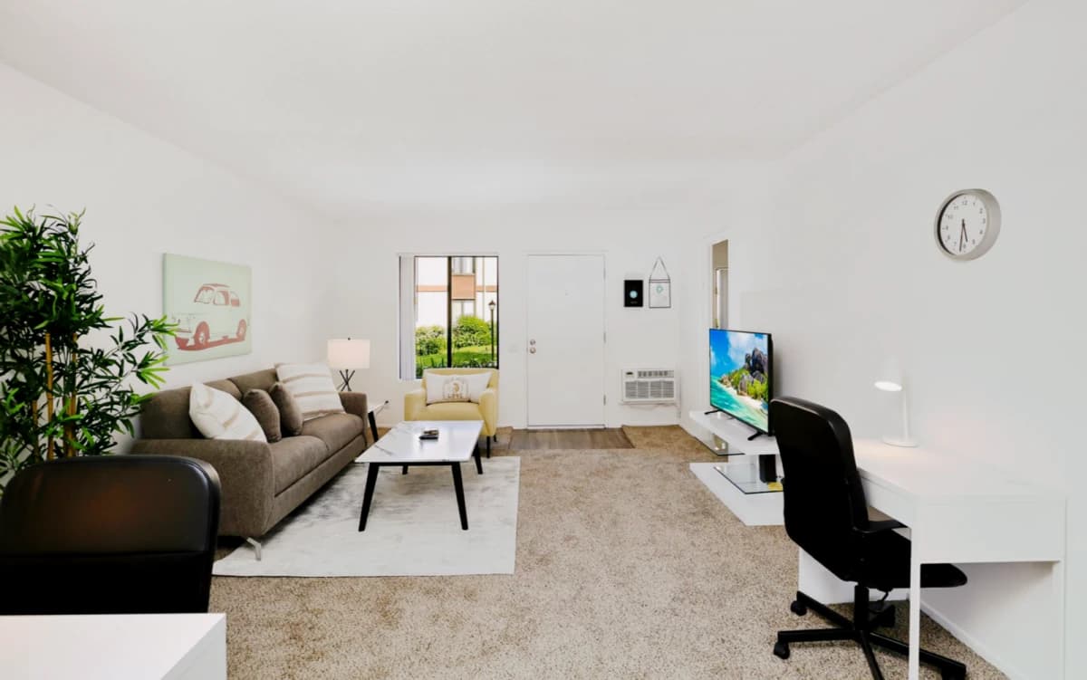 Private Room in 3 bed