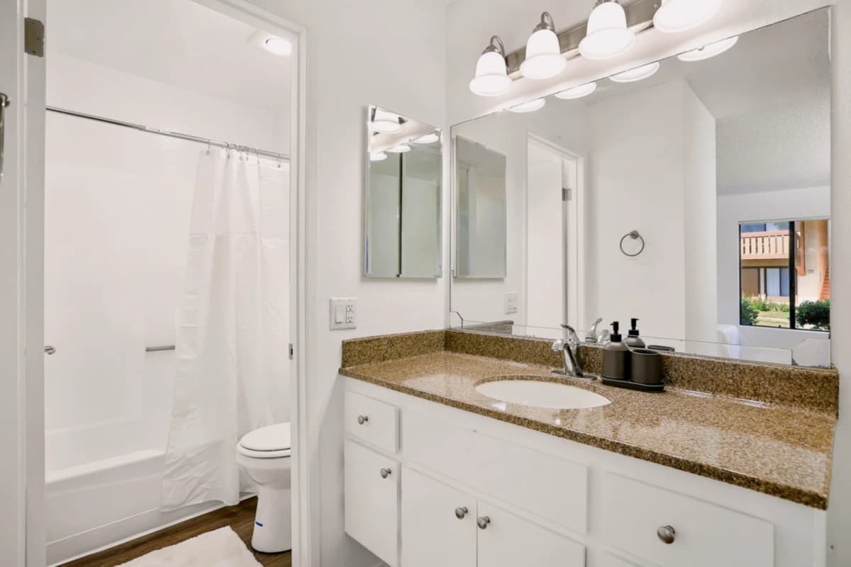 Private Room in 3 bed