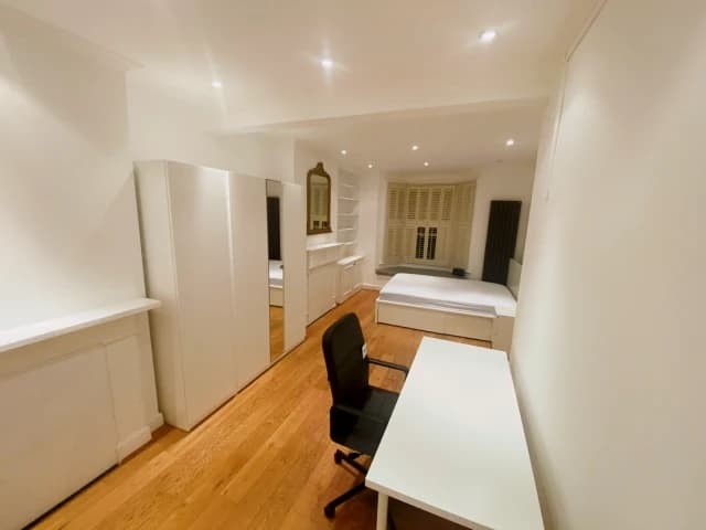 5 Bedroom 4 Bathroom room2