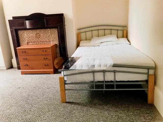 6 Bedrooms 2 bathrooms