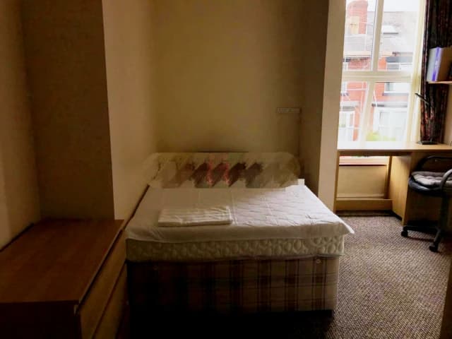 6 Bedrooms 2 bathrooms