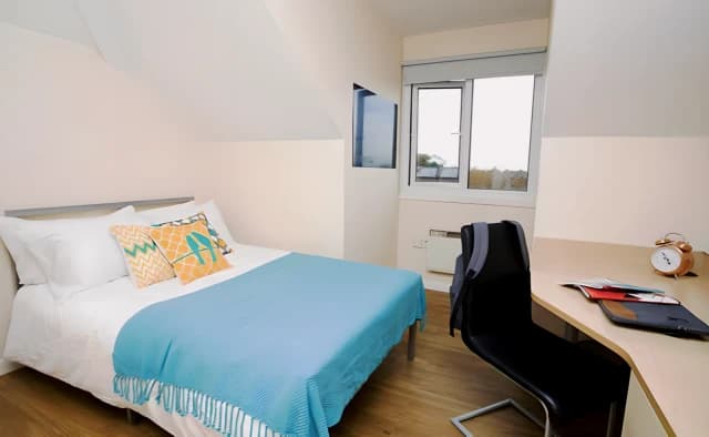 residence near 6, Heald Grove