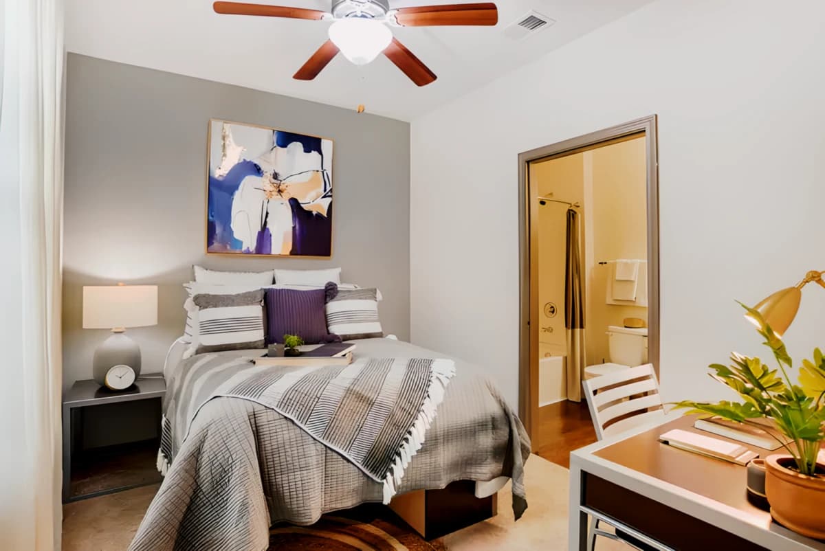 The Luxe on West Call image