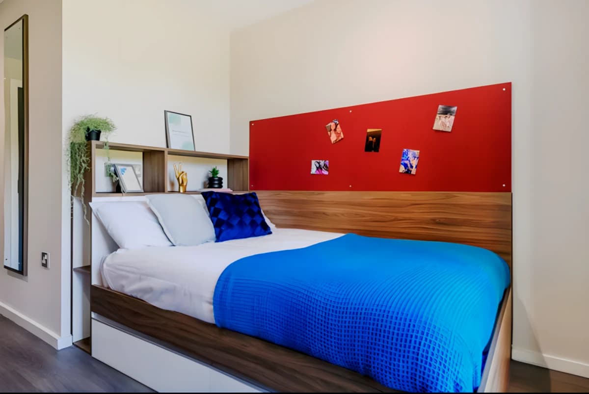 Bedroom Bronze (Shared Bathroom 12)