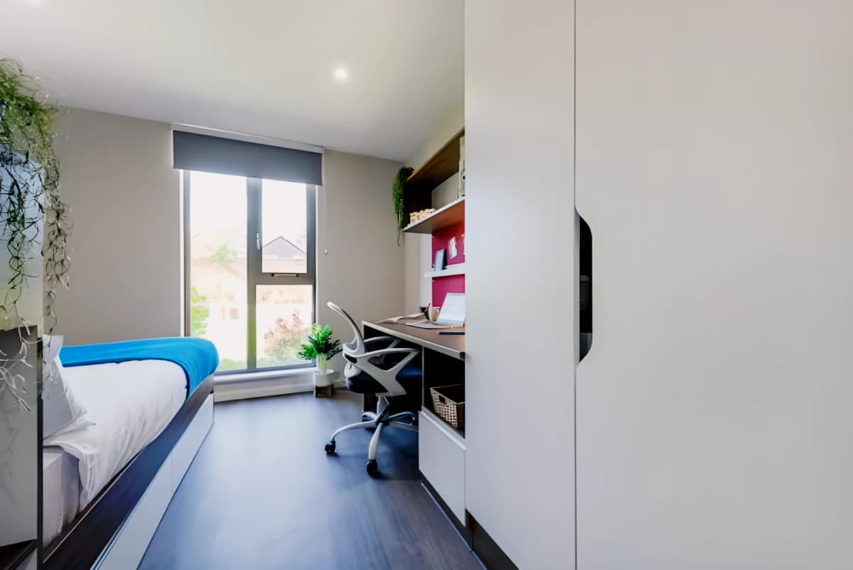 Bedroom Bronze (Shared Bathroom 15)