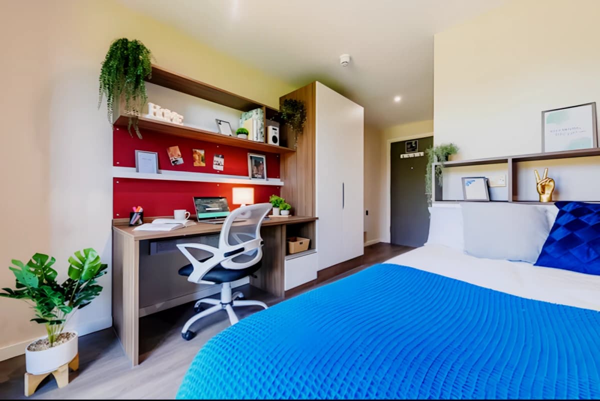 Bedroom Bronze (Shared Bathroom 15)