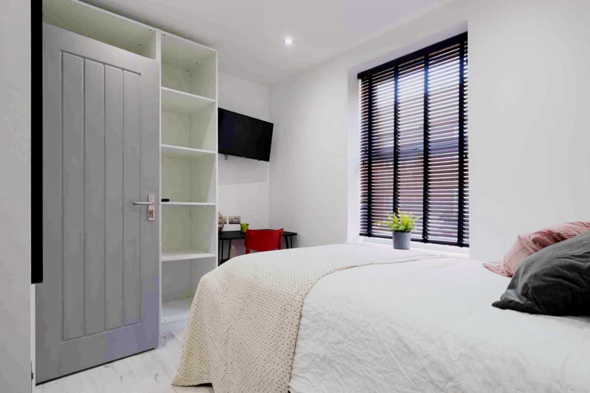 2 Beds 5 Baths