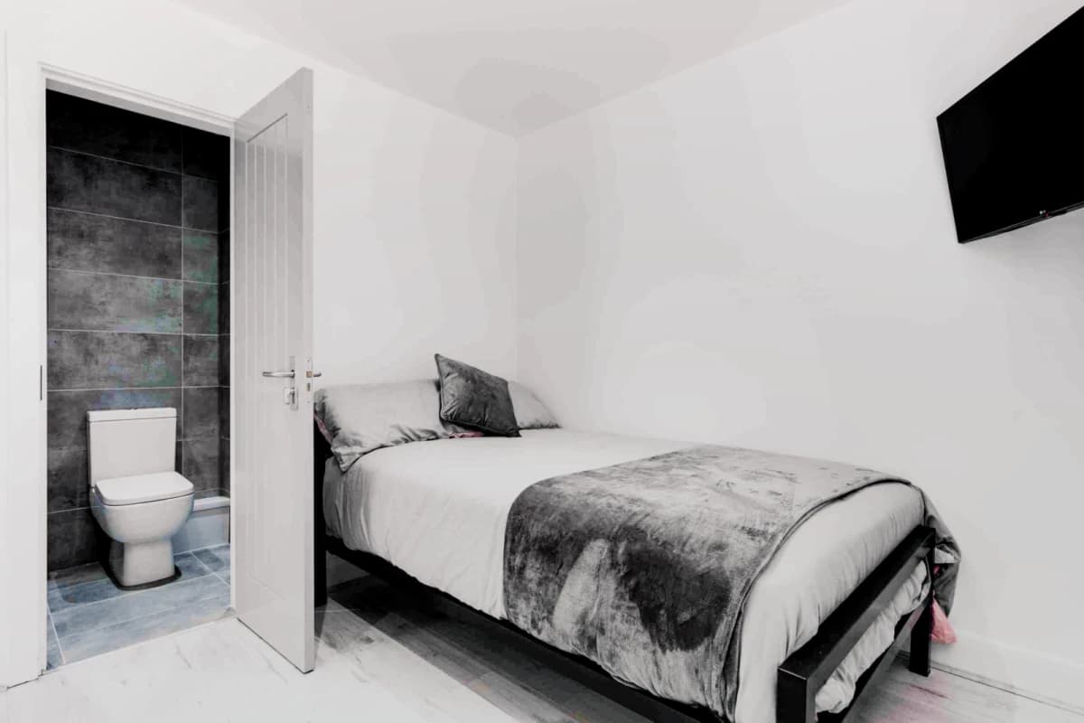 2 Beds 6 Baths