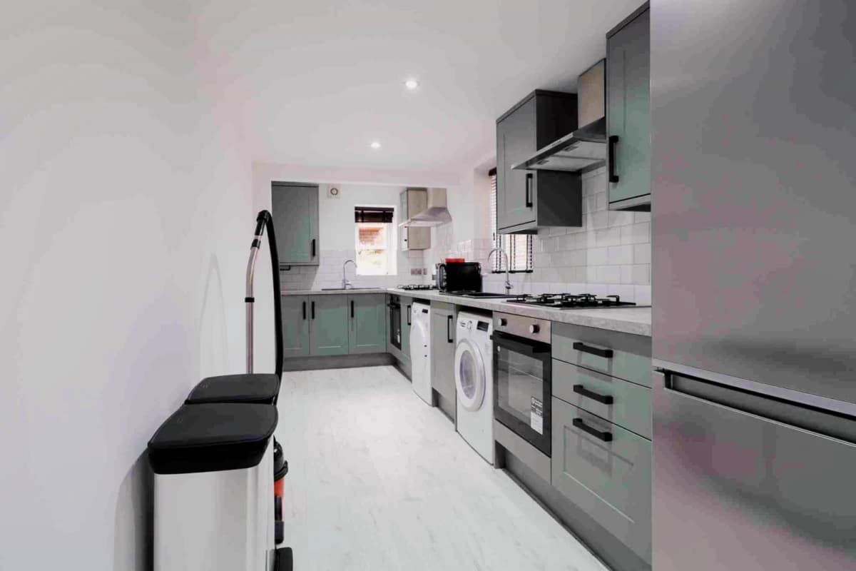 1 Beds 4 Baths