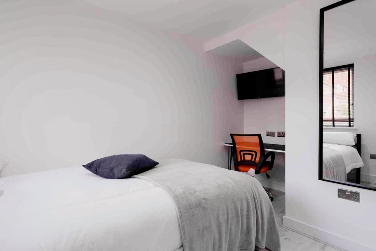1 Beds 4 Baths
