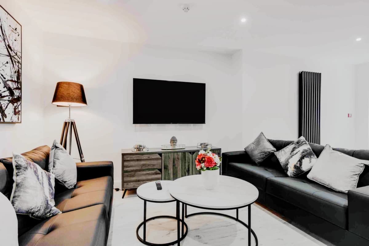 2 Beds 5 Baths