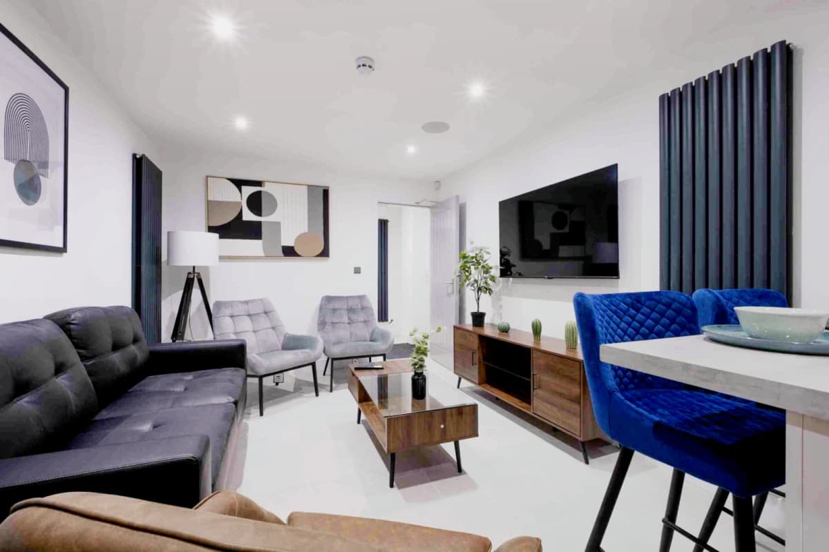 1 Beds 4 Baths