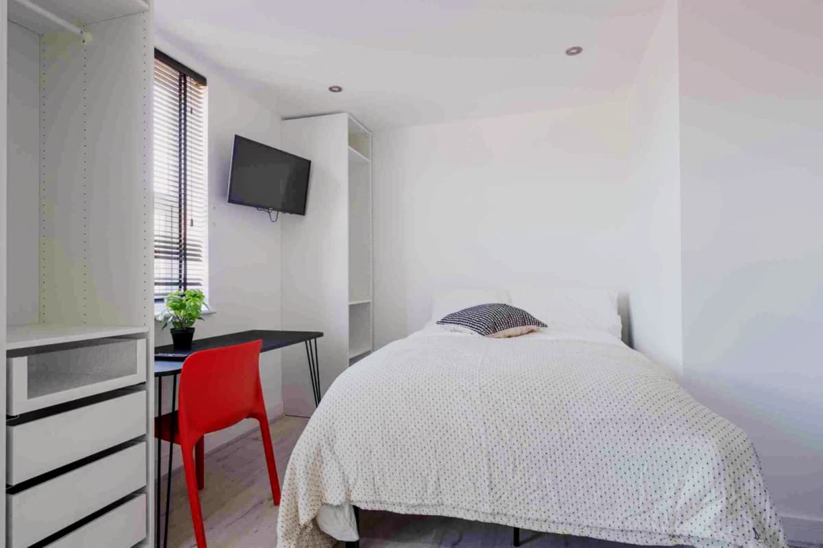 2 Beds 5 Baths