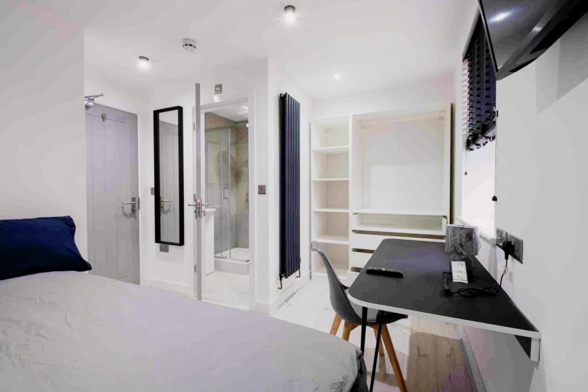 1 Beds 4 Baths