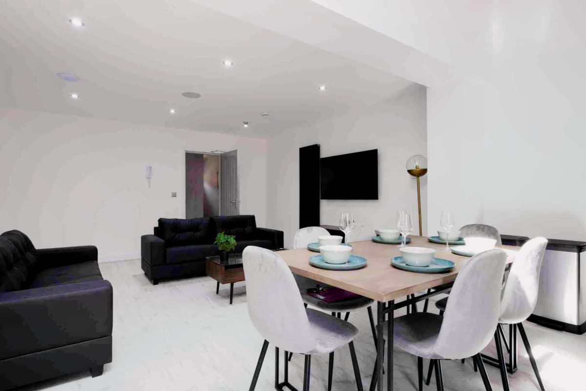 2 Beds 5 Baths