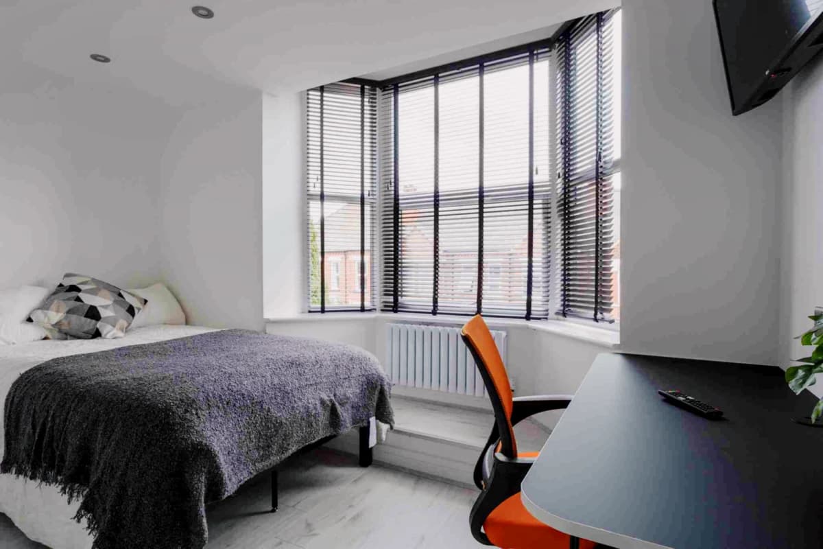 1 Beds 4 Baths