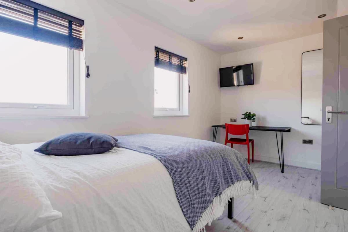 2 Beds 5 Baths