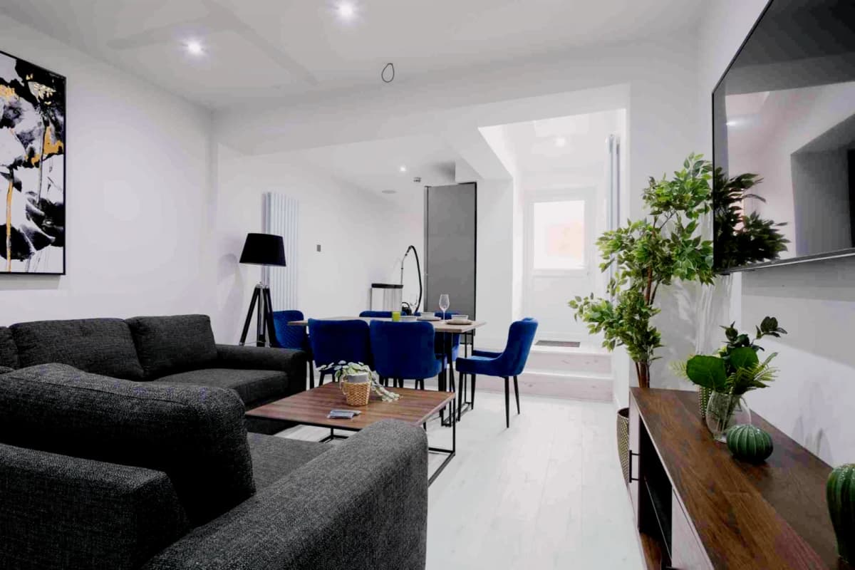 1 Beds 4 Baths