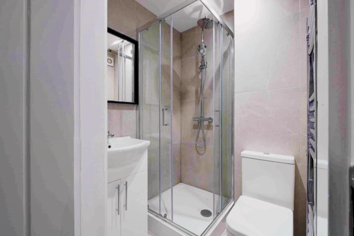1 Beds 4 Baths