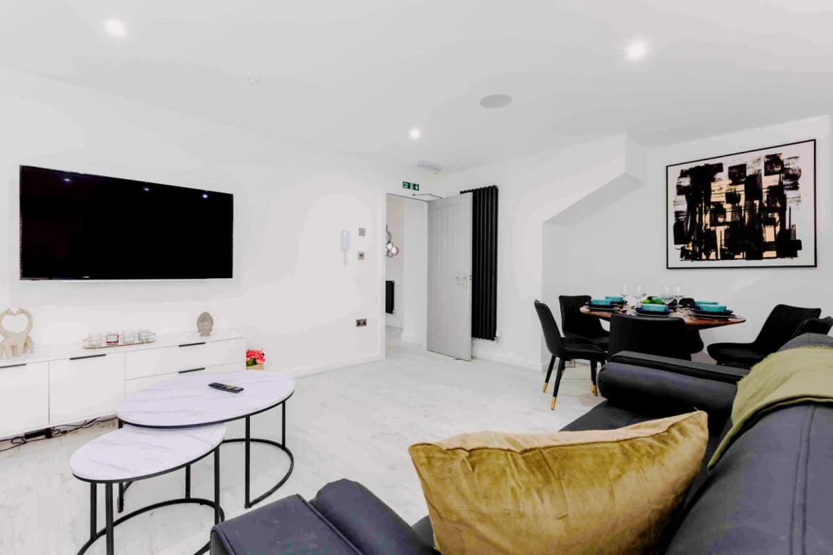 6 Beds 5 Baths