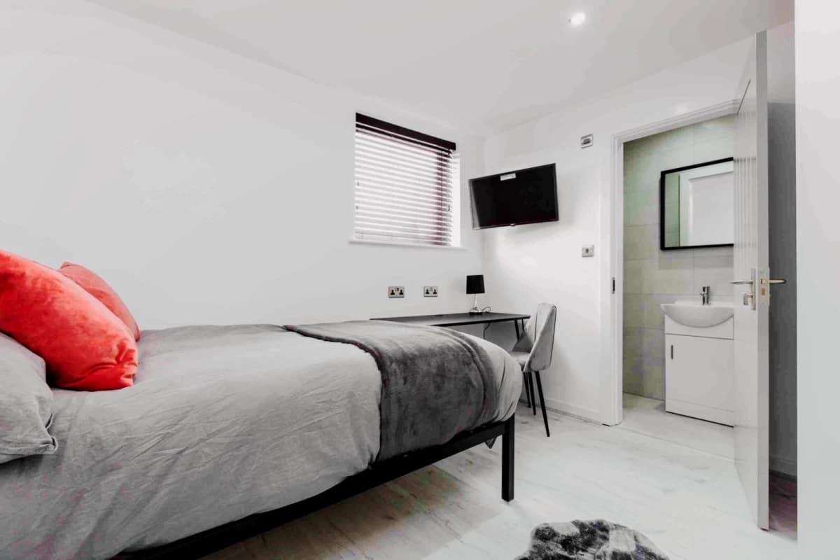 6 Beds 4 Baths