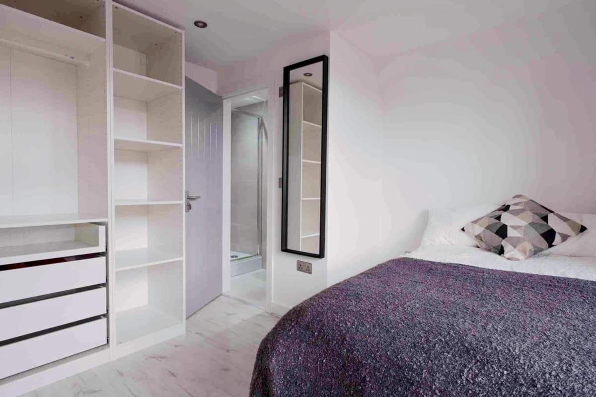 1 Beds 4 Baths