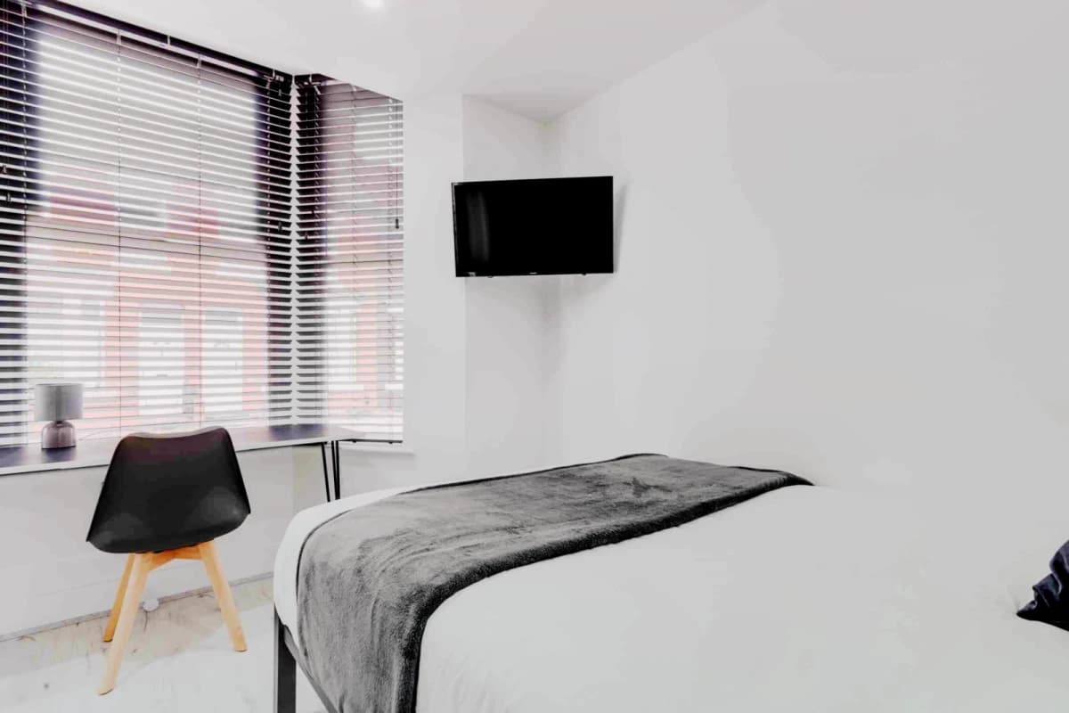 2 Beds 5 Baths