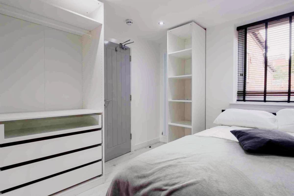 1 Beds 4 Baths