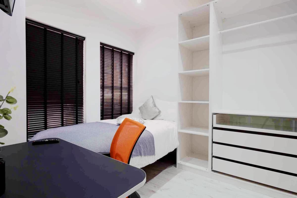 1 Beds 4 Baths
