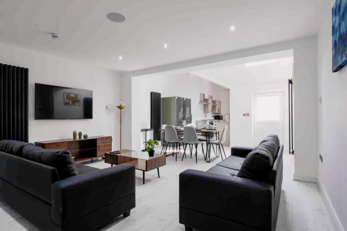 2 Beds 5 Baths