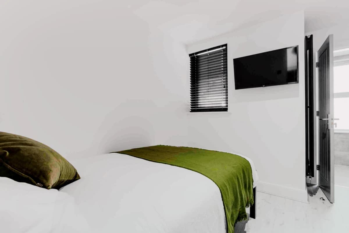 2 Beds 6 Baths