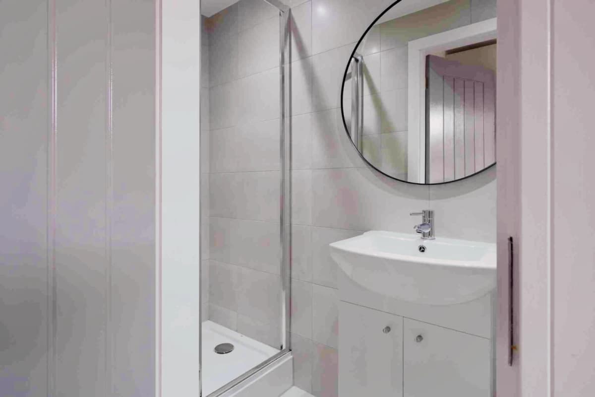 1 Beds 4 Baths
