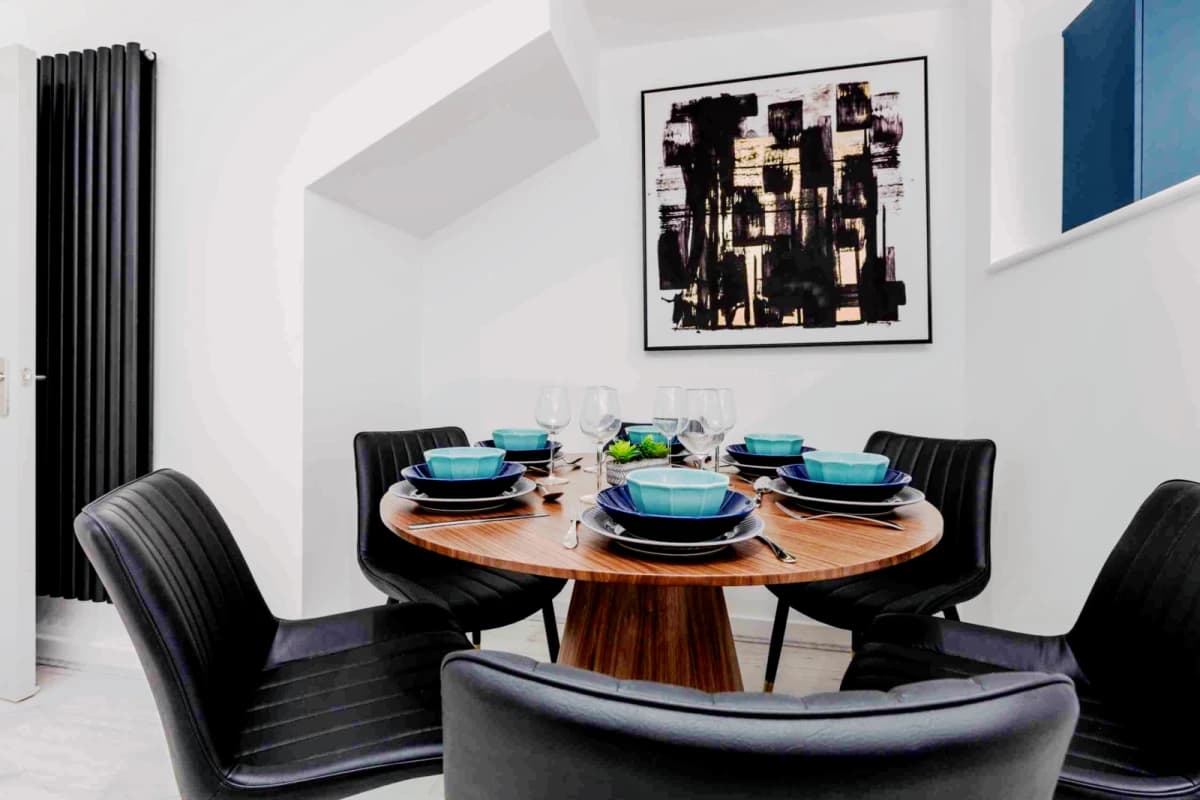 6 Beds 4 Baths