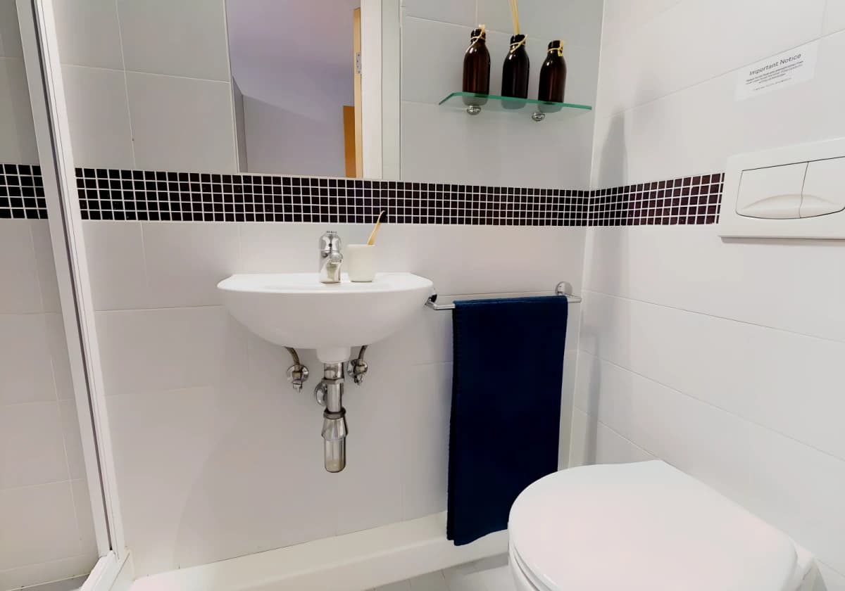 Silver En Suite