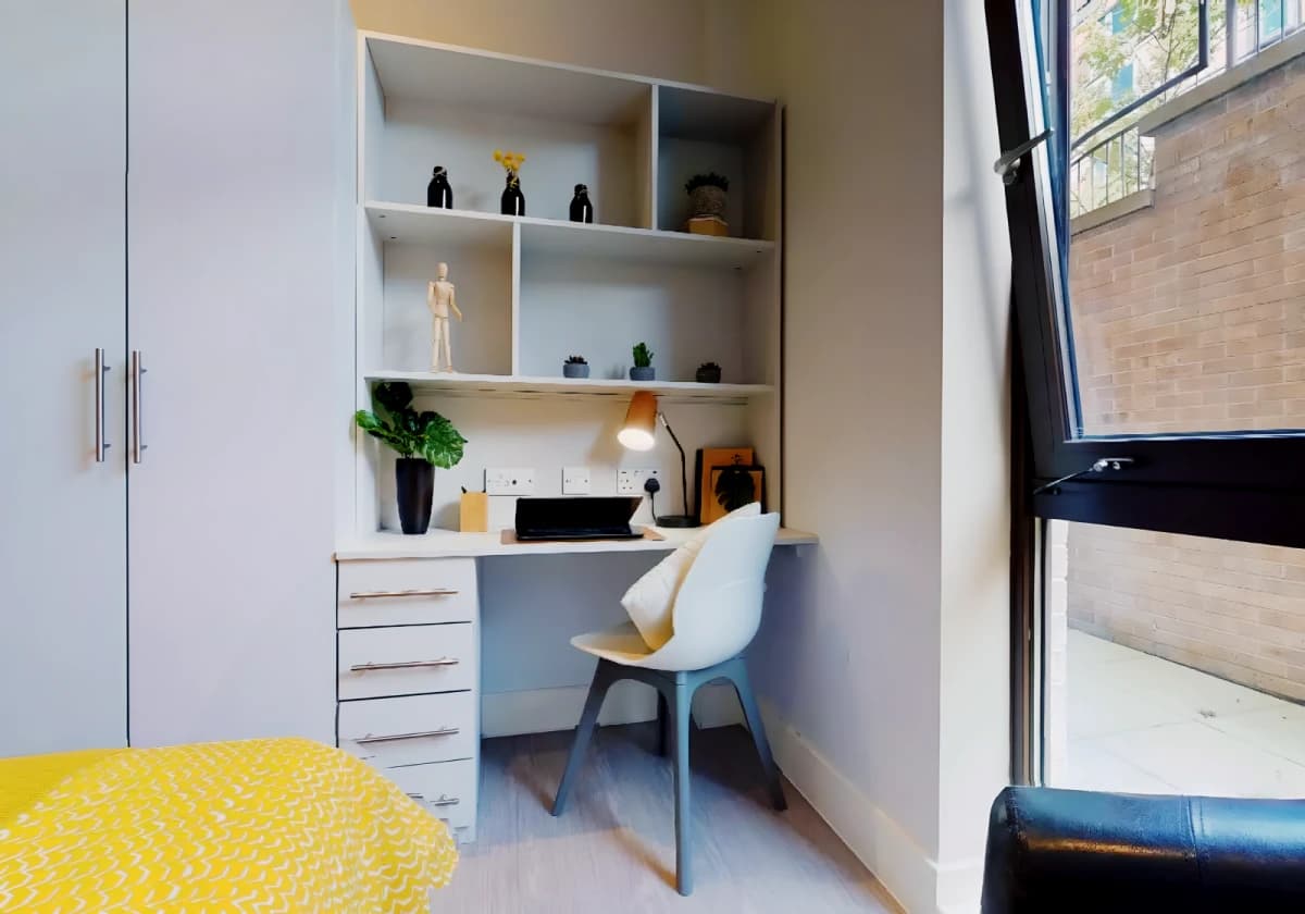 Bronze En Suite