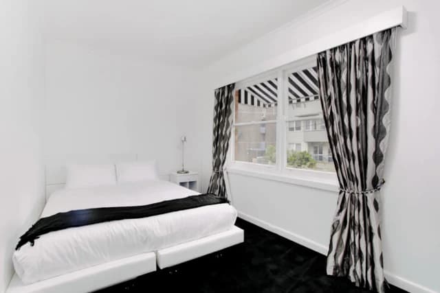 Modern 1-bedroom apartment near South Yarra train station