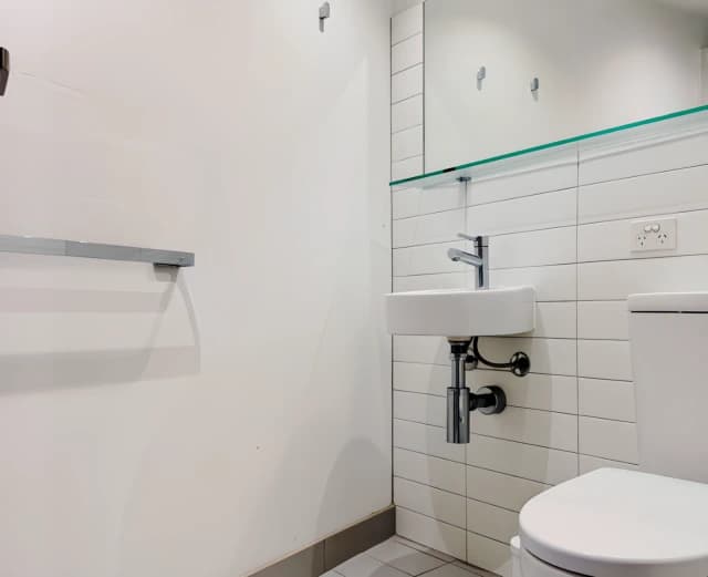 673 LaTrobe St image 2