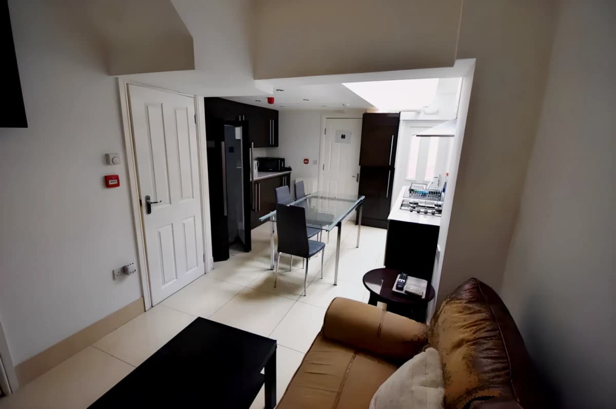 2 Bedrooms 2 bathrooms