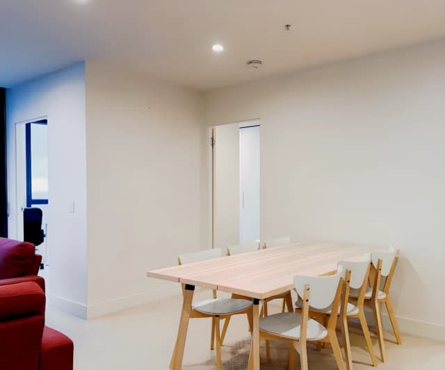 2405/500 Elizabeth St image 2