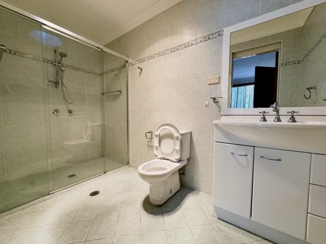5 bed 3 bath(Unfurnished, utilities not included.)