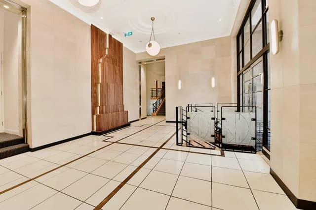 apartment near Russell Street image 3