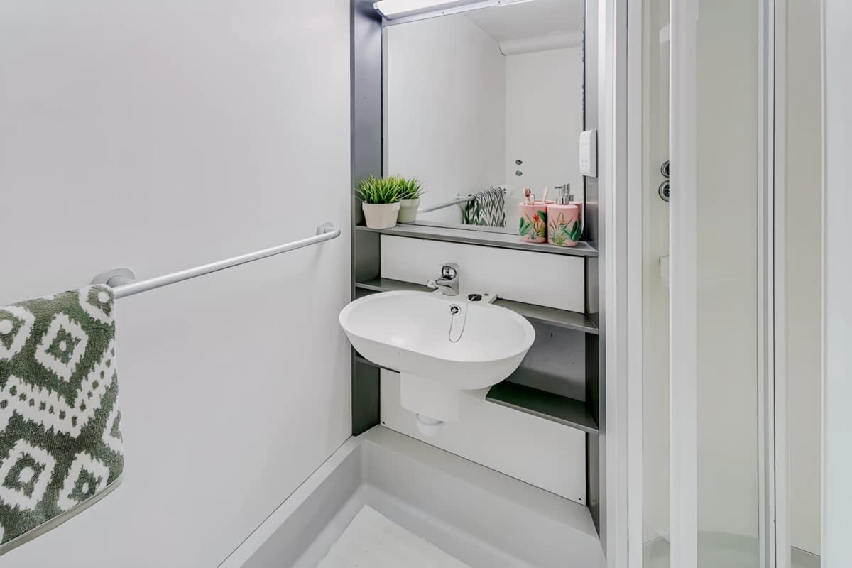 Gob Islington Residence image