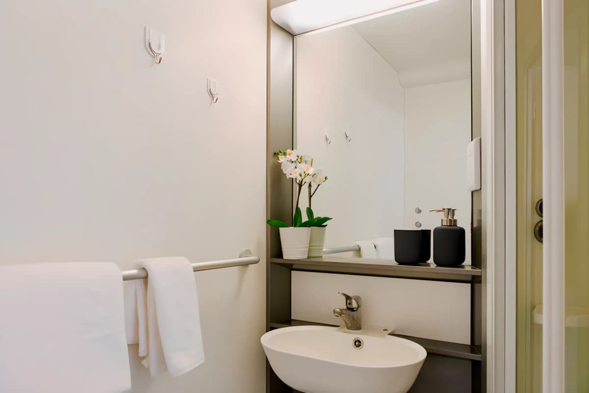 Gob Islington Residence image