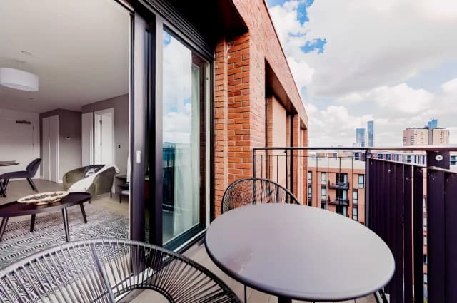 2 Bedrooms 2 bathrooms