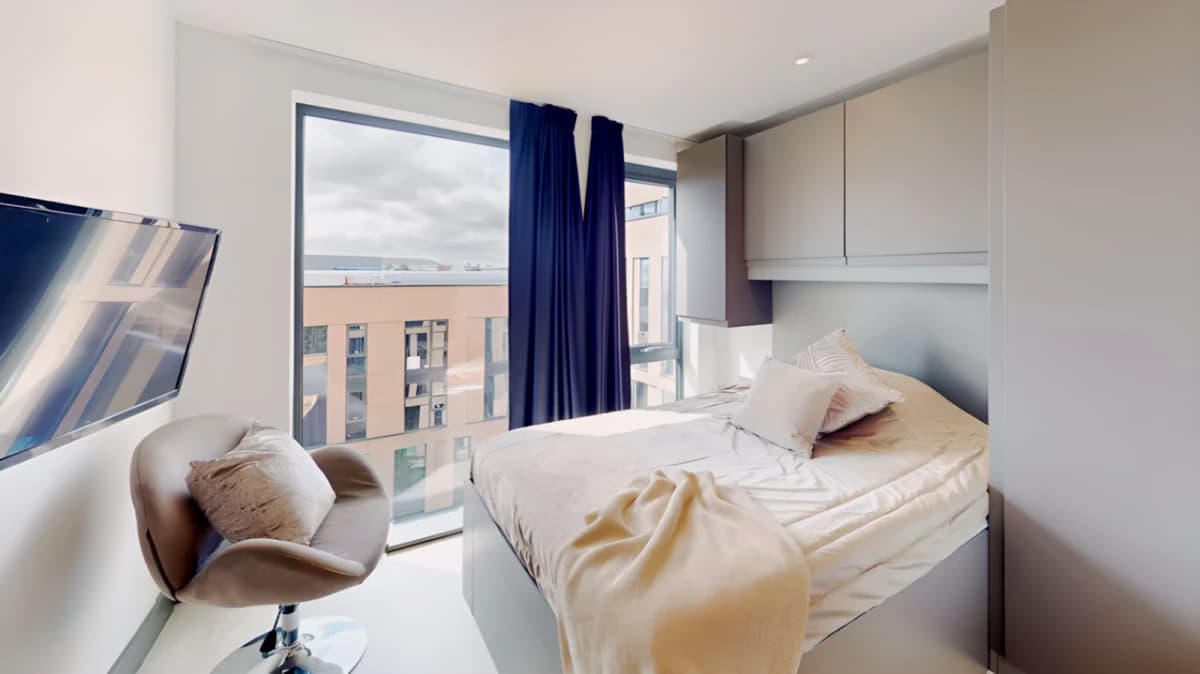 33 Parkside image