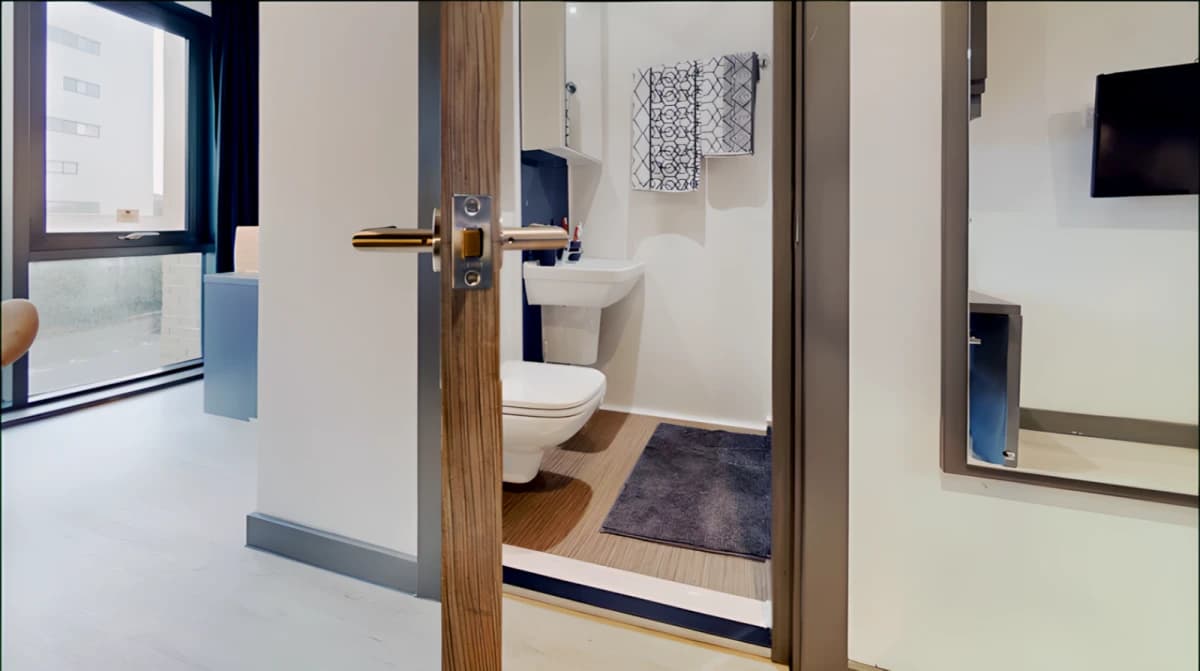 33 Parkside image