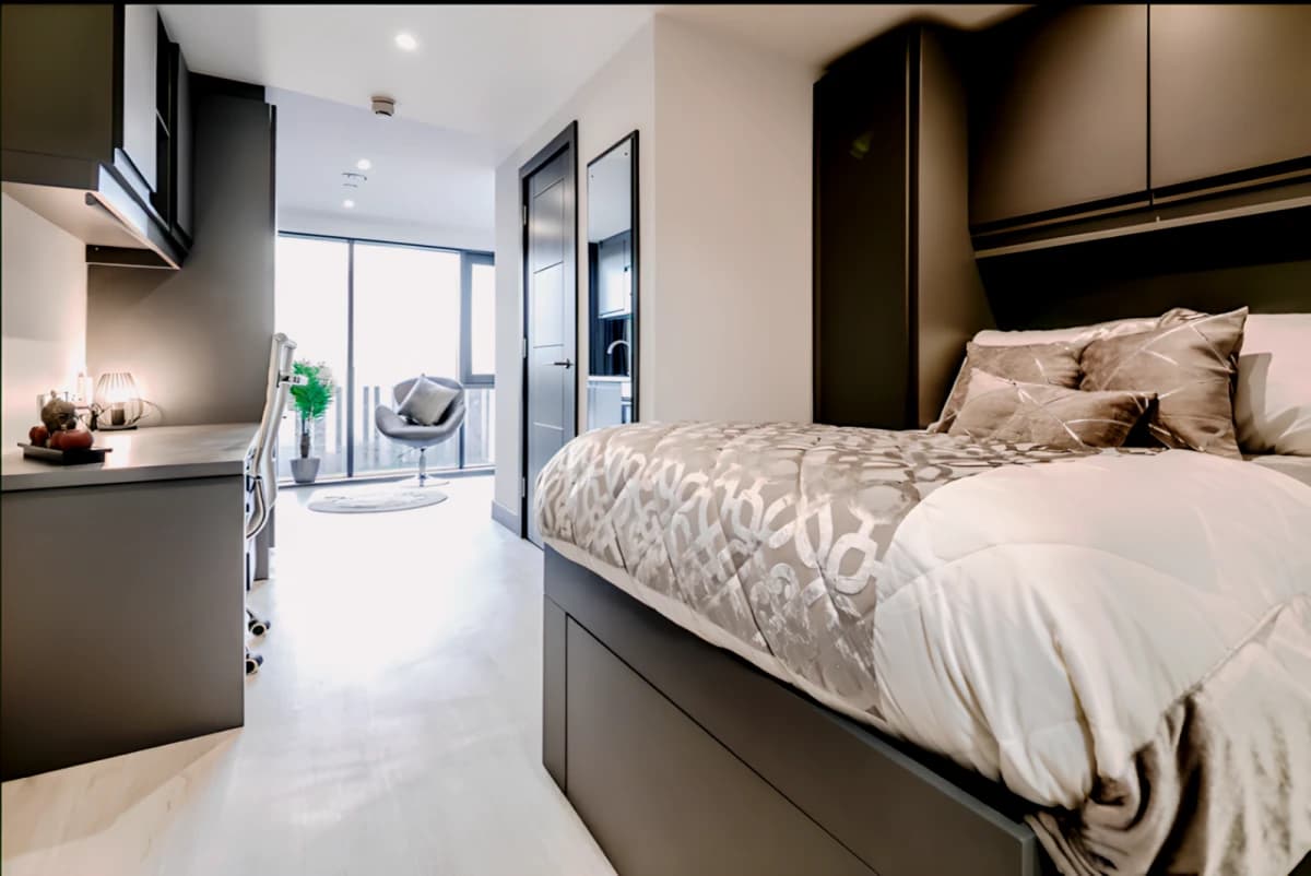 33 Parkside image