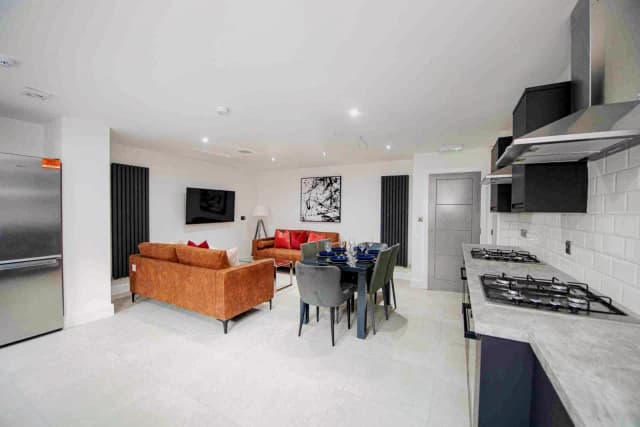 19 Cranborne Road, L15 image 4