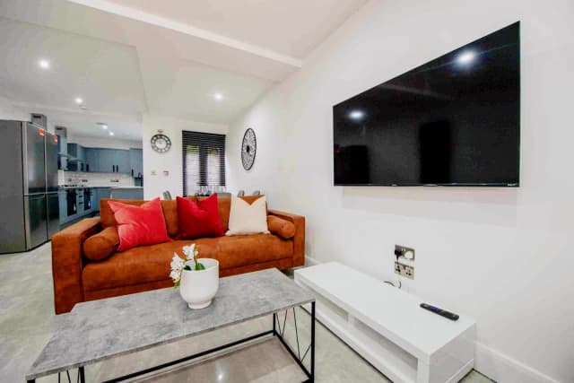 53 Thornycroft Road, L15 image 3